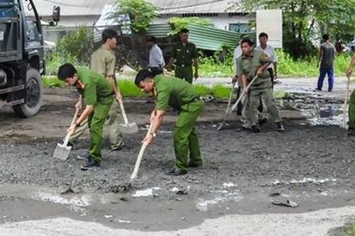 Công an TP Cần Thơ giúp dân dặm vá đường trong mùa mưa bão