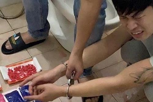 Phi tang 25 túi hồng phiến vào bồn cầu nhà nghỉ mà...không kịp