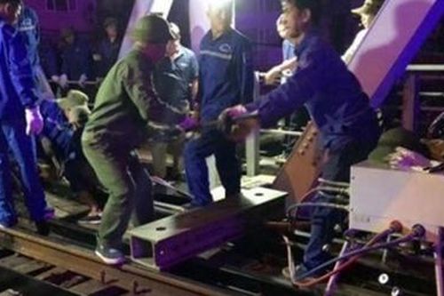 Tàu thủy tông lệch cầu đường sắt Tam Bạc