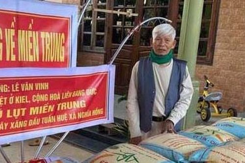 Tấm lòng cụ ông gần 100 tuổi hướng về miền Trung bão lụt