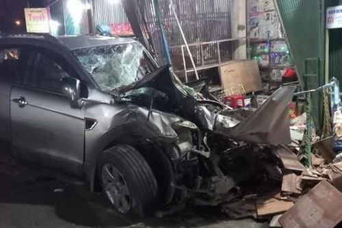 Xe tải tông bẹp xe 4 chỗ rồi lao vào nhà dân, 2 người chết, 4 người bị thương