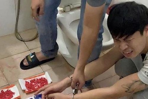 Đổ hàng ngàn viên ma túy xuống bồn cầu phi tang khi bị kiểm tra