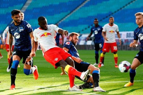 RB Leipzig tiếp đà chiến thắng, giữ ngôi đầu Bundesliga