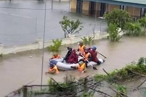 Bộ đội, công an xuyên đêm dầm mình trong mưa lũ đưa dân đến nơi an toàn