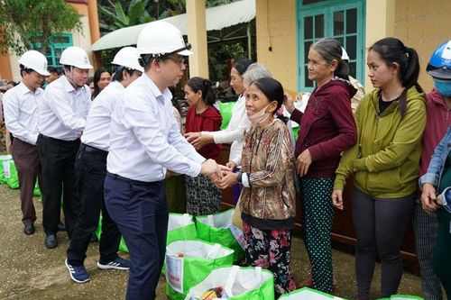 Bảo đảm hệ thống truyền tải điện vận hành an toàn sau mưa bão