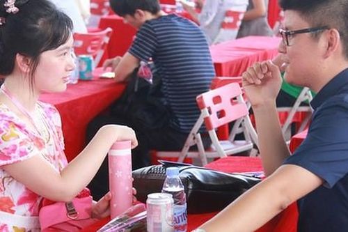 Gặp phải nữ giáo viên dắt 4 người bạn đến 'ăn ké', nam thanh niên quyết định tung chiêu phản đòn 'cao tay' đến mức phụ huynh phải lên tiếng