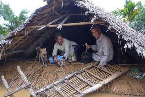 Mưa lũ ở miền Trung khiến 148 người chết và mất tích, nhiều tuyến giao thông vẫn bị chia cắt