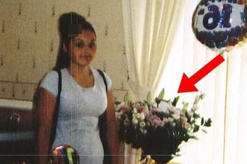 Mẹ bận rộn nhờ hàng xóm trông giúp con gái nhỏ rồi chết lặng khi phát hiện ra sự thật tày trời nhờ vào chi tiết trong ảnh sinh nhật con