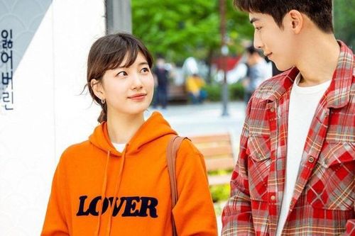 Làm 'nàng thơ Dior' như Suzy cũng khổ: Đóng vai nhà nghèo rớt vẫn phải xài túi hàng hiệu