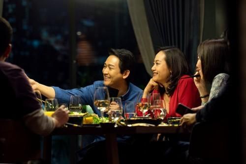 'Tiệc Trăng Máu' thu 45 tỷ đồng, thiết lập lại thói quen ra rạp xem phim của khán giả Việt
