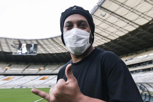 2 tháng sau khi được trả tự do, Ronaldinho nhiễm Covid-19