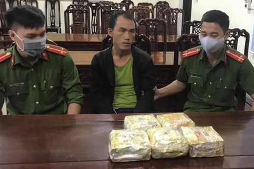 Nổ súng bắt giữ cán bộ y tế Lào cùng 5kg ma túy đá