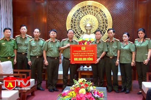CATP Hà Nội trao tặng nhân dân và cán bộ, chiến sĩ 7 tỉnh miền Trung hơn 4 tỷ đồng