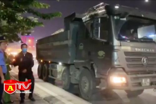 Lực lượng CSGT xử lý nghiêm xe ô tô chở vật liệu xây dựng gây ô nhiễm môi trường