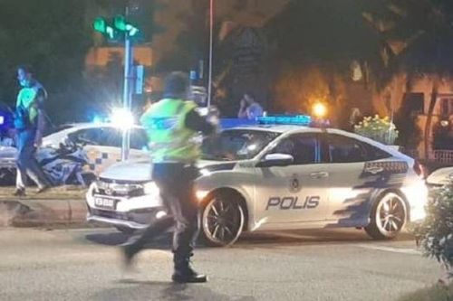 Người đàn ông Malaysia trộm xe cảnh sát để khoe với bạn gái