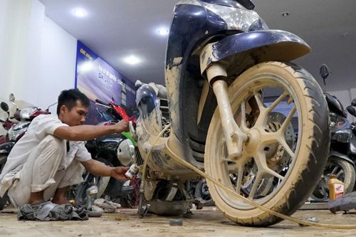 Người dân xếp hàng sửa xe máy sau lũ