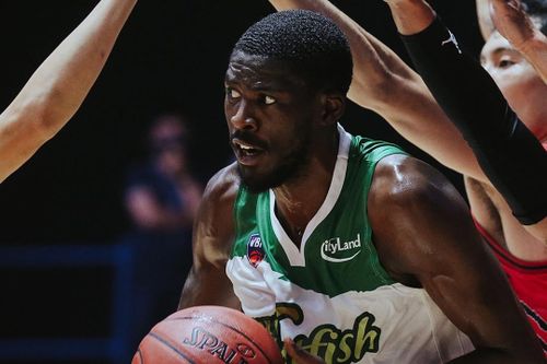 VĐV cao 2,13 m giúp Catfish đánh bại Buffaloes
