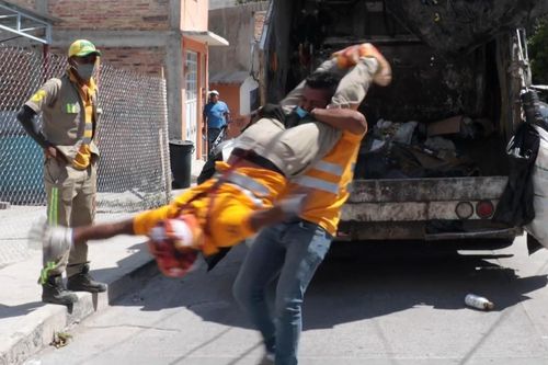 Hai người thu gom rác đấu vật tự do trên đường phố Mexico