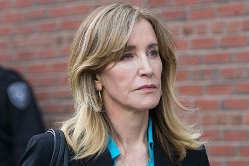 Nữ diễn viên Felicity Huffman chấp hành án tù sau vụ chạy trường