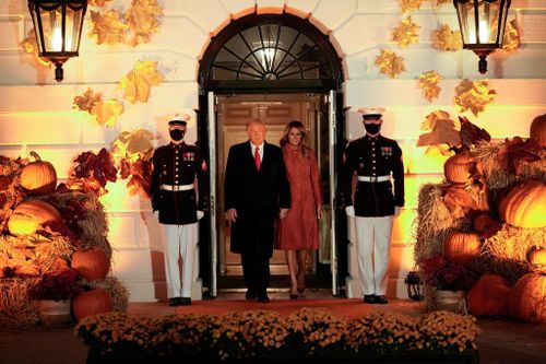 Vợ chồng ông Trump gặp 'bản sao nhí' tại tiệc Halloween ở Nhà Trắng