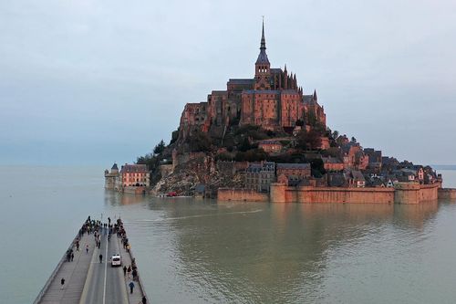 Thủy triều dâng, lâu đài cổ biến thành hòn đảo