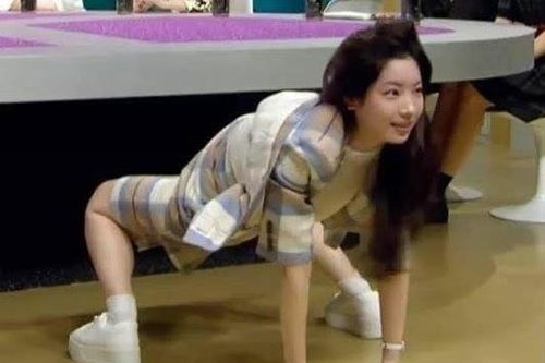 Màn uốn dẻo khó tin của nữ ca sĩ Dahyun