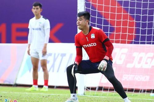 Thủ môn HAGL đối diện án kỷ luật vì xô trọng tài