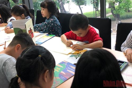 Trẻ nhỏ hào hứng với sách của Gianni Rodari
