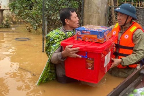 Tình người trong bão lũ