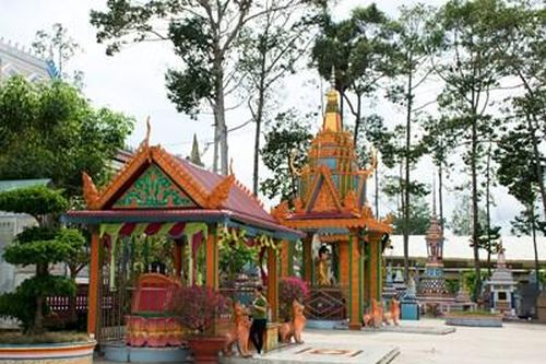 Chùa Sro Lôn- Ngôi chùa 'bọc' gốm sứ