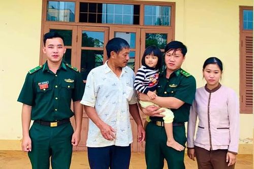 Giao cháu bé đi lạc cho gia đình