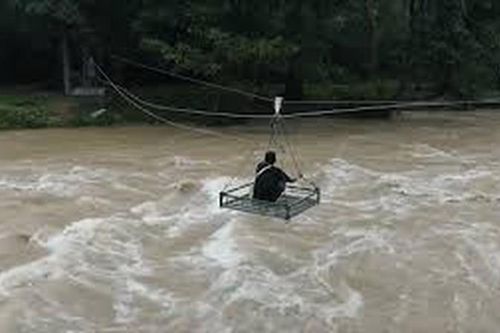 Nhà sư Thái sử dụng zipline gửi thức ăn cho người dân bị lũ