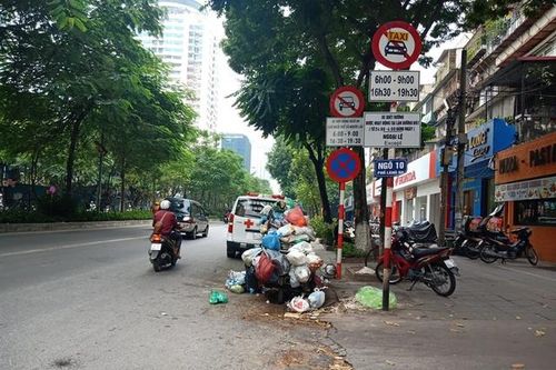 Hà Nội 'giải cứu' rác sinh hoạt, tránh ùn ứ nội đô