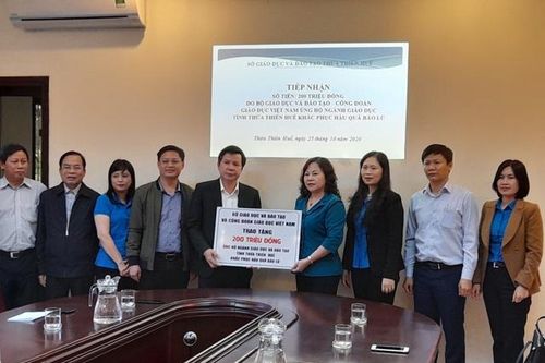 Thứ trưởng Bộ GD&ĐT Ngô Thị Minh thăm và tặng quà tại tỉnh Thừa Thiên Huế