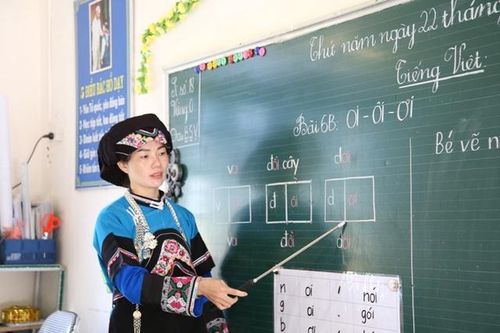 Cô và trò Dìn Chin leo đồi, vượt dốc hứng từng giọt 'đặc sản' của trời