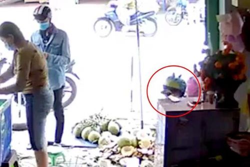 Clip: Nam thanh niên xúi bé trai trộm điện thoại của người bán dừa gây bức xúc