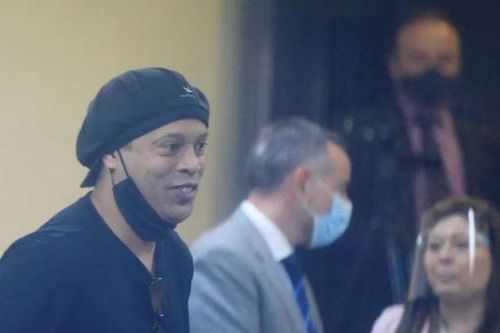 Vừa ra tù huyền thoại Ronaldinho lại dính COVID-19