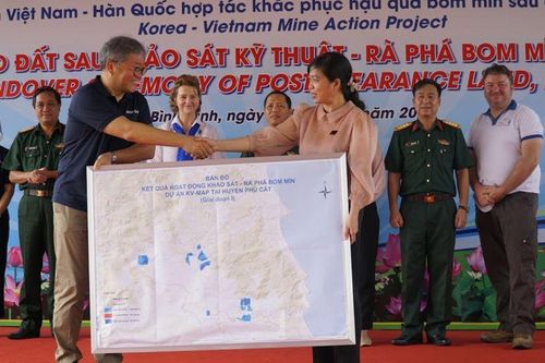 Bình Định: Bà con vùng trũng kịp thời được chuyển đến khu vực an toàn hơn trước mùa mưa lũ