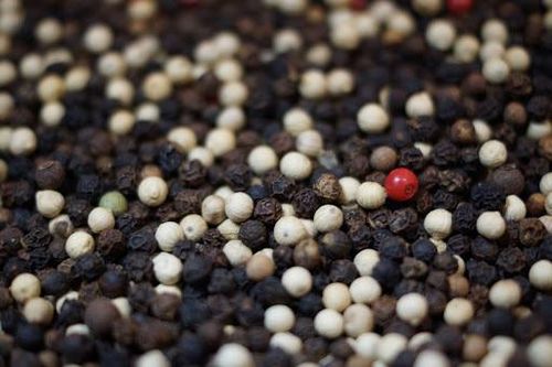 Giá tiêu hôm nay 26/10: Đồng loạt tăng 1.000 đồng/kg tại các vùng trọng điểm