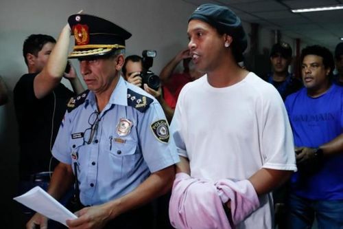 Cựu ngôi sao Brazil Ronaldinho dương tính COVID-19