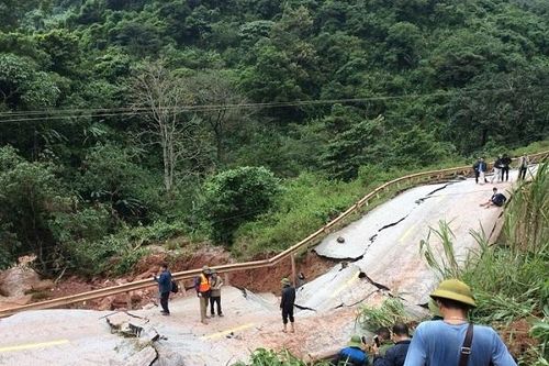 Cảnh báo những tuyến đường tại miền Trung vẫn đang sạt lở, ùn tắc
