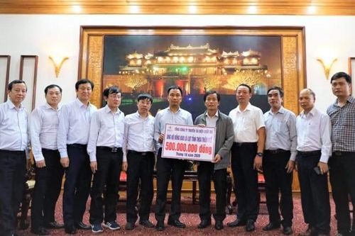 EVNNPT chia sẻ khó khăn với nhân dân vùng lũ miền Trung