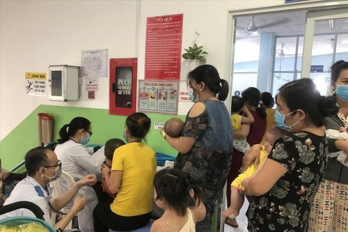 Kỷ lục trẻ mắc bệnh hô hấp phải thở ô xy
