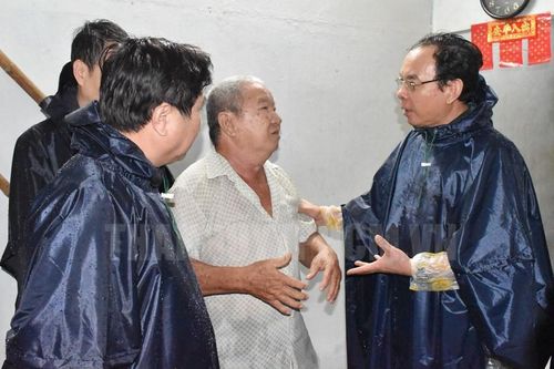 Tân Bí thư Thành ủy TPHCM Nguyễn Văn Nên dầm mưa tìm kế chống ngập