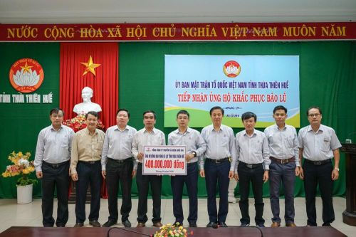 Tổng Giám đốc EVNNPT thăm, trao quà hỗ trợ nhân dân miền Trung