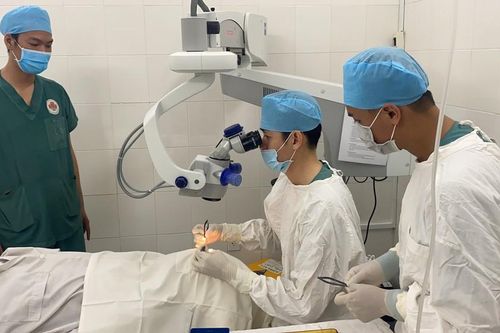 Người phụ nữ ung thư hiến giác mạc giúp 2 thanh niên tìm lại ánh sáng