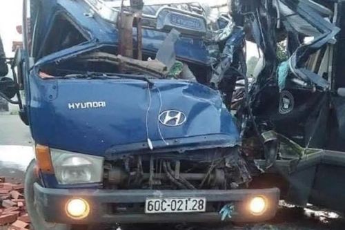 Xe tải đối đầu xe khách, 2 tài xế thương vong