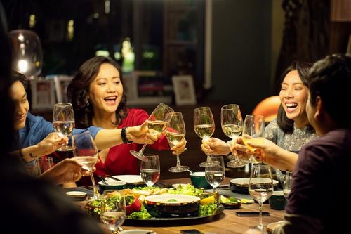 Tuần đầu ra mắt, 'Tiệc trăng máu' đạt doanh thu khủng nhất năm 2020