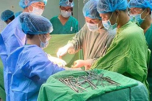 20 bác sĩ 'chạy đua' cứu cô gái trẻ bị container cán qua người