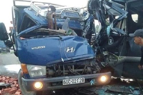 Xe khách đối đầu xe tải ở Đồng Nai, tài xế tử vong